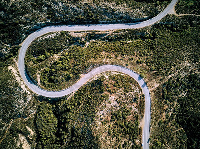 蜿蜒的公路摄影照片_蜿蜒的道路顶部鸟瞰无人机拍摄，希托尼亚，希腊