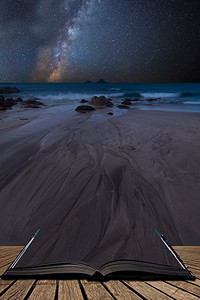 令人惊叹的充满活力的银河系合成图像在美丽的海滩的风景出来的页面在神奇的故事书