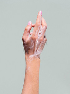 肥皂水洗手摄影照片_用肥皂泡沫洗手