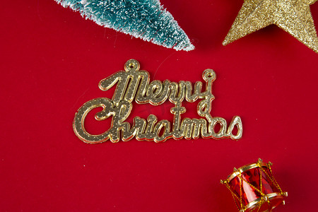 圣诞节平安夜纯色金色字母蝴蝶结礼物红底图