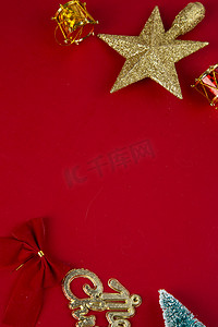 红色立牌摄影照片_圣诞节平安夜红底图纯色蝴蝶结字母牌金色礼物