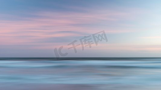 长图风景摄影照片_美丽的五颜六色的风景图象模糊的波在日落在德文郡英格兰