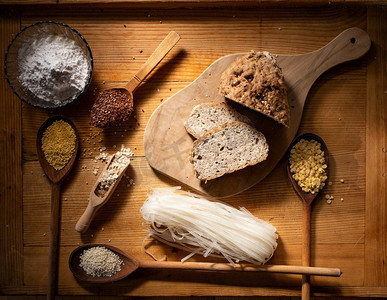 无谷蛋白摄影照片_无谷蛋白面粉面包和谷物小米、木薯、亚麻籽、大米、燕麦、扁豆