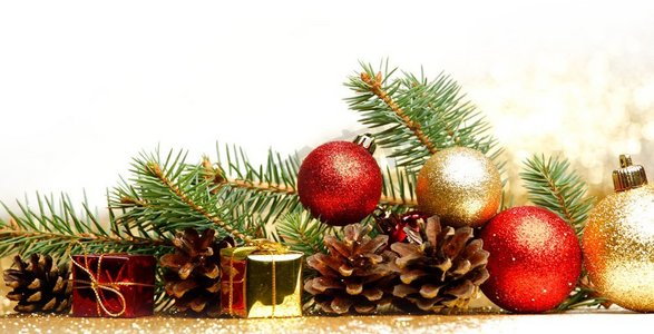 圣诞卡与冷杉，球和礼物在闪光背景