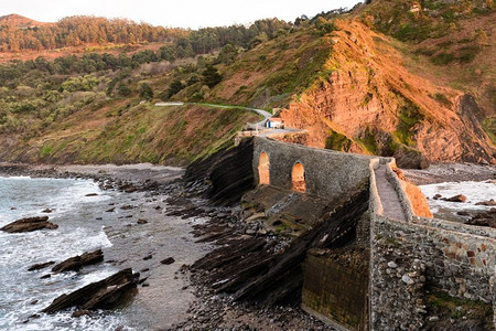 San Juan de Gaztelugatxe，它的中世纪楼梯和桥在日落，巴斯克国家，西班牙。圣胡安德加斯特卢加茨