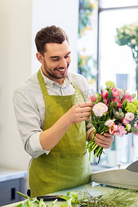 人、企业、销售和花店概念—快乐微笑的花店人在花店做束微笑的花店人做束在花店