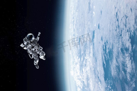 宇航员在地球上空的太空中。美国国家航空航天局提供的这张图片的元素。混合媒体。探索外太空。混合介质