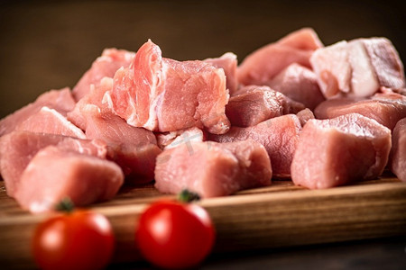 照片红色摄影照片_切板上的生猪肉。在一个木制的背景。高质量的照片。切板上的生猪肉。