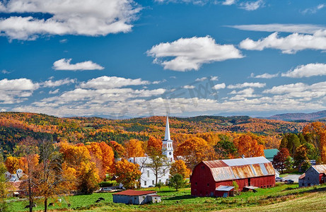 公理会教堂和农场与红色谷仓在阳光明媚的秋天一天，佛蒙特州，美国