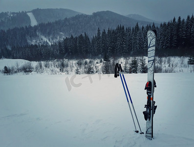 高尔夫展架摄影照片_冬天的高山和雪地里的滑雪器材。滑雪胜地喀尔巴西亚的冬季假期，布科维尔，乌克兰。