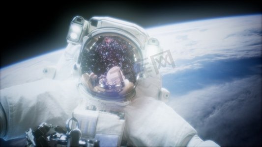 宇航员在太空行走。美国国家航空航天局提供的这张图片的要素