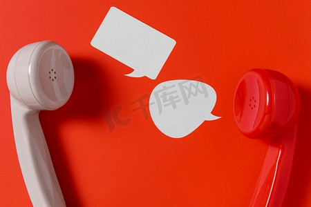 多彩气泡框摄影照片_平奠定聊天气泡与两个电话接收器