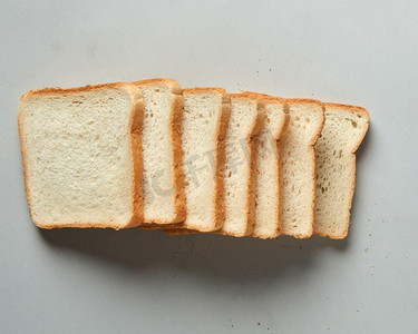 烤面包片与阴影在灰色背景。新鲜的面包吐司