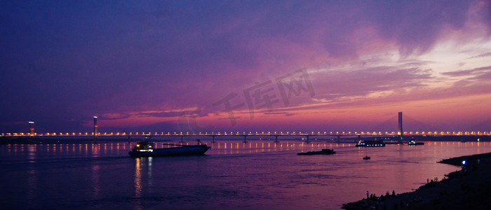 长江大桥黄昏紫色天空傍晚夜景灯光城市