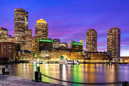 波士顿市中心地平线建筑城市景观日落在波士顿市，MA，美国。