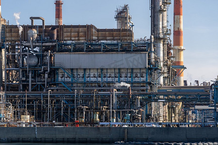 石油石化工厂工厂与气体存储和管道结构与烟囱烟雾在川崎市附近东京日本
