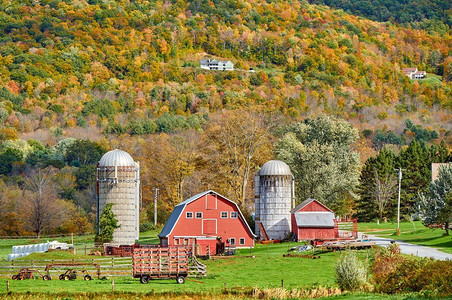 有红色谷仓和筒仓的农场在晴朗的秋天在西阿灵顿，佛蒙特州，美国