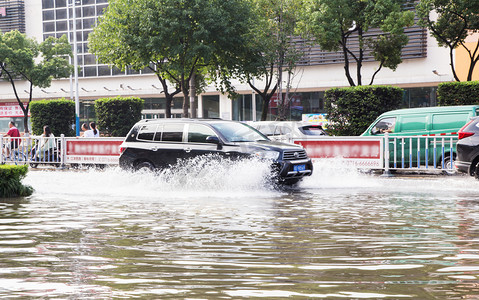 城市洪水洪涝中的车和淹没的街道