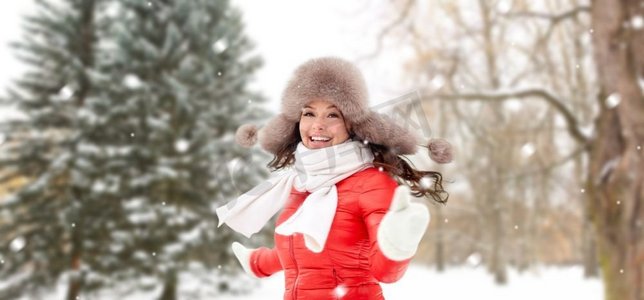 人、季节和休闲概念—愉快的妇女在毛皮帽子户外在冬天森林背景快乐的女人在毛皮帽子冬天森林