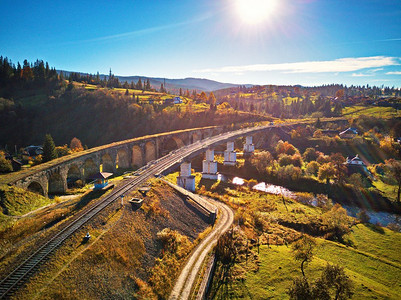 山中的旧铁路高架桥。秋季乡村景观与铁路高架桥，喀尔巴鄂山脉的Vorohta村。过甲症
