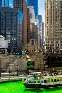 芝加哥天际线建筑沿着芝加哥河的绿色染色河在圣帕特里克节节日在芝加哥市中心IL美国’