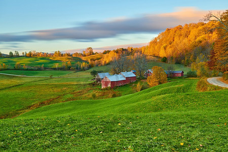 珍妮农场谷仓在阳光明媚的秋天早晨在佛蒙特州，美国