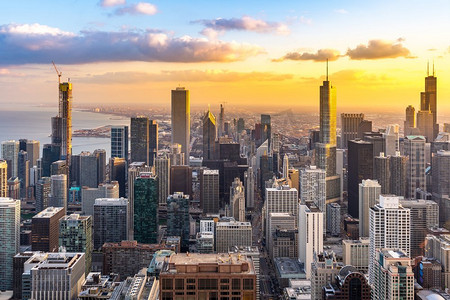 日落芝加哥天际线大楼鸟瞰图在芝加哥市中心在芝加哥伊利诺伊州美国。看向芝加哥南部。