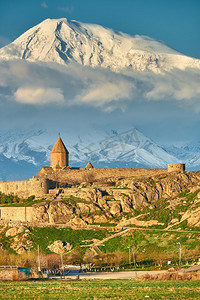 亚美尼亚的古城堡修道院Khor Virap，背景是阿拉拉特山风景。它成立于公元642-1662年。