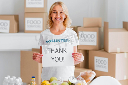 微笑的女志愿者感谢你捐赠食物