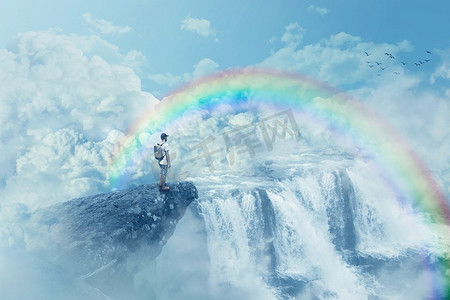 人生如茶摄影照片_在悬崖上的小男孩看着地平线与瀑布在云之上。天堂里彩虹下的人生旅程。灵感的想象视图。 