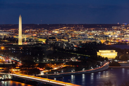 从美国弗吉尼亚州阿灵顿鸟瞰华盛顿特区的城市景观。