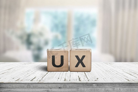 明亮的房间里桌子上的UX开发标志，呈青色