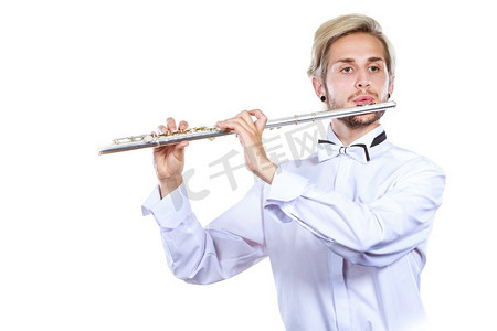 长笛音乐会摄影照片_长笛演奏专业男性长笛演奏家。年轻、优雅、时髦的男士手持乐器。吹长笛的男长笛演奏家
