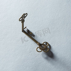 古董概念。两个老式钥匙在灰色或白色背景。古董金钥匙与阴影在白色或灰色。背景上的按键