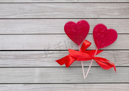 情人节，糖果和浪漫的概念-白色背景下的红心形棒棒糖。红心形棒棒糖情人节