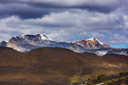 风景雪山高山在安第斯山脉，附近的瓦拉斯，秘鲁
