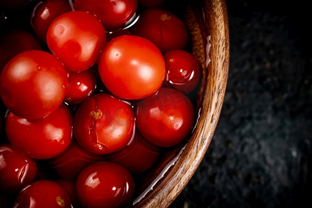 自制西红柿放在盘子里腌制。黑色背景。高质量的照片。自制西红柿放在盘子里腌制。 