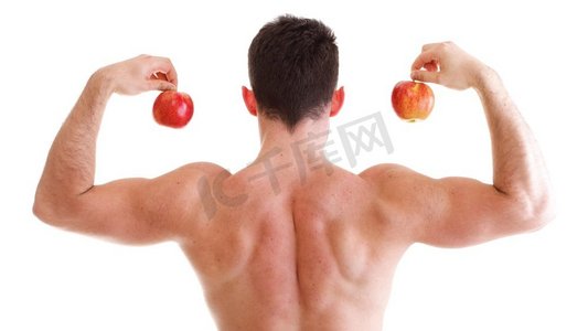 男人二头肌上的红苹果，白色上的孤立。运动性感男健美运动员手持