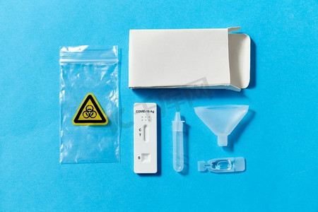 医学，自我测试和流行病概念—蓝色背景冠状病毒唾液测试试剂盒。蓝色冠状病毒自我检测试剂盒