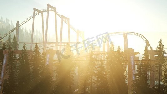 落日铁轨摄影照片_落日下的森林里的旧过山车