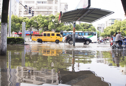 洪水洪涝下的城市街景道路淹没