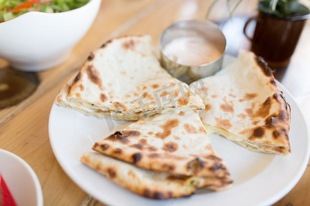 食物和南亚美食概念—关闭chapati面包在印度餐厅的表。印度餐馆的餐桌上的chapati面包
