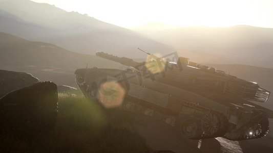 日落时分沙漠里一辆生锈的旧坦克