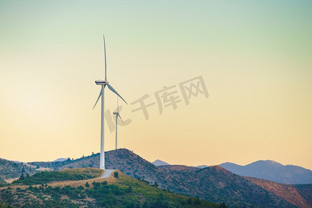 希腊山上的风车。风力发电场，欧洲可再生绿色能源的来源。生态概念风车在希腊丘陵