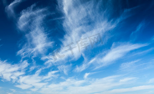 蓝色的天空和白色的卷云。蓝天白云