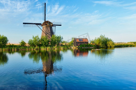 荷兰著名旅游景点Kinderdijk有风车的荷兰乡村风景画。荷兰Kinderdijk的风车。荷兰
