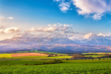 春谷。风景如画的绿色田野和草地景观。斯洛伐克的全景塔特拉斯山脉在春天。草地，皮耶尼
