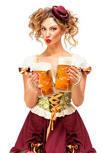 啤酒节女服务员的创意概念照片穿着传统的巴伐利亚服装与啤酒孤立在白色背景。