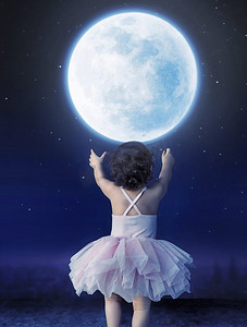 可爱的女婴伸向月亮