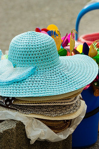 市场摊位摄影照片_户外市场摊位上出售的夏帽
